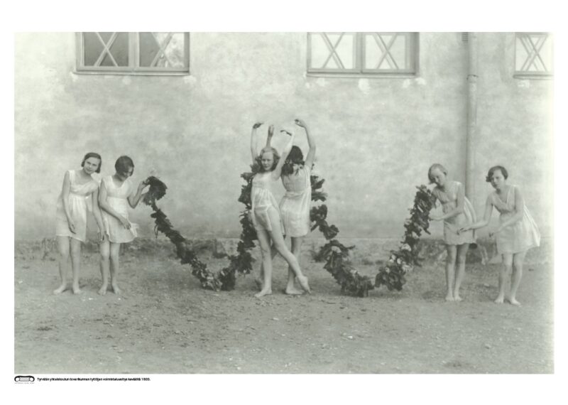 Mustavalkoinen kuva jossa tyttöjä voimisteluesityksessä