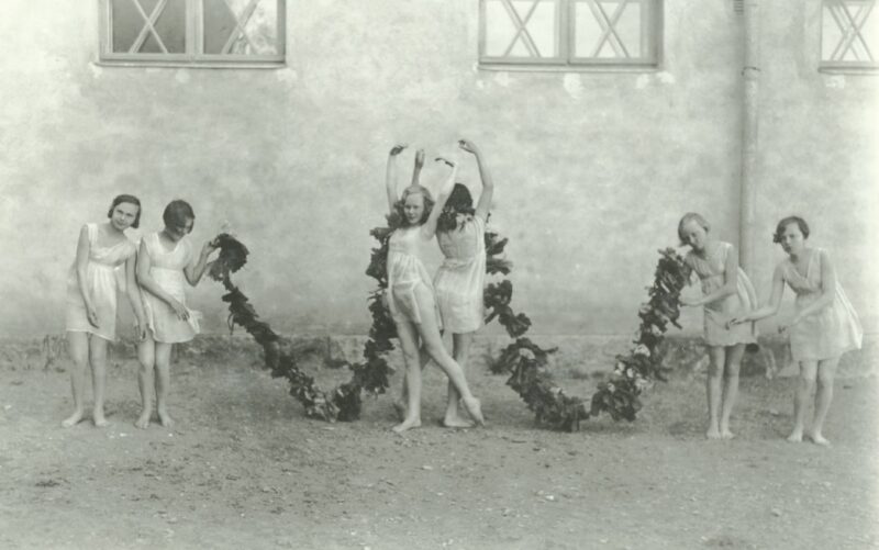 Mustavalkoinen kuva jossa tyttöjä voimisteluesityksessä